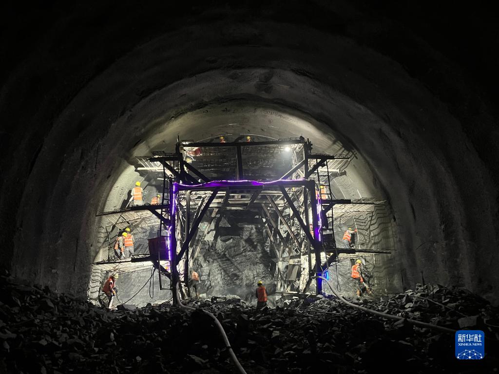 工人们正在西藏s5线拉萨至泽当快速路圭嘎拉隧道内进行爆破钻孔打眼