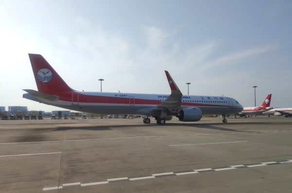 图:4月18日下午,b-328v/a321飞机抵达成都双流国际机场,加盟川  