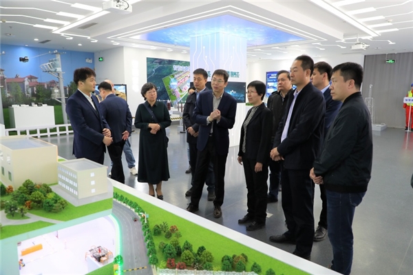 　　专家一行参观工业芯片应用演示中心