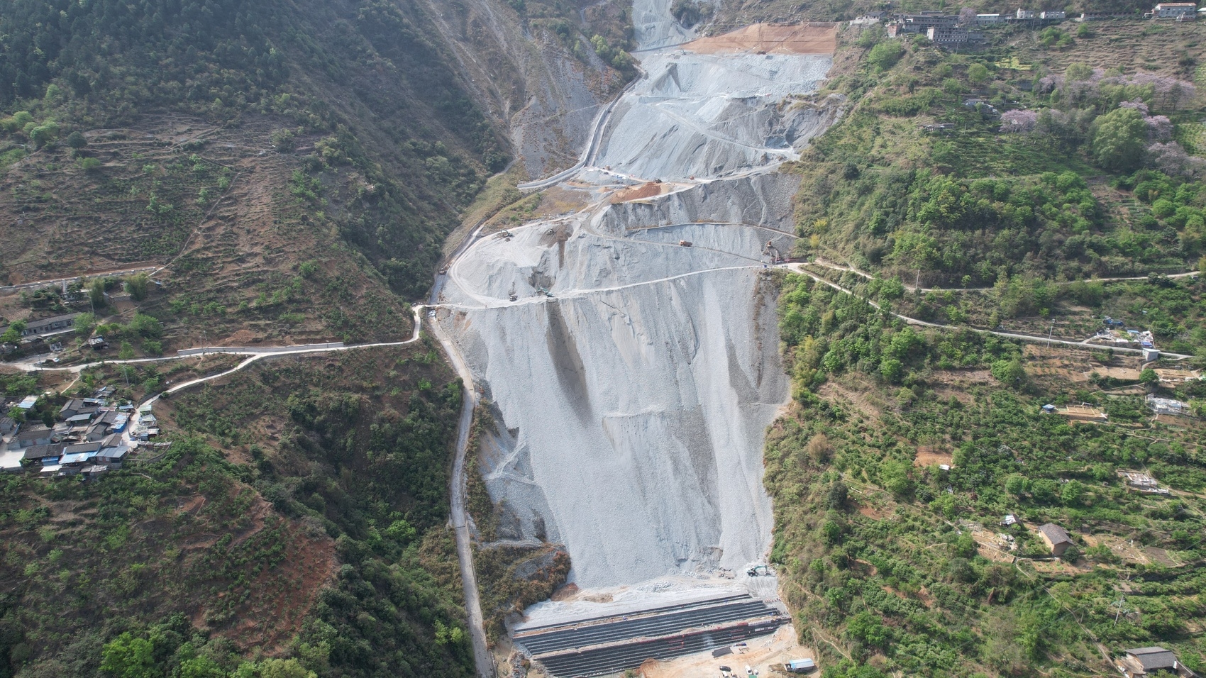 近日航拍的正在进行生态修复的石棉县板厂沟片区废弃矿山.