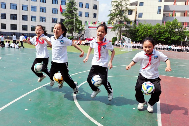 4月19日,湖北省宜昌市秭归县实验小学学生在参加夹球跳接力比赛.