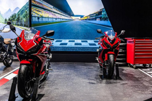 CBR400R（左）、CBR650R（右）