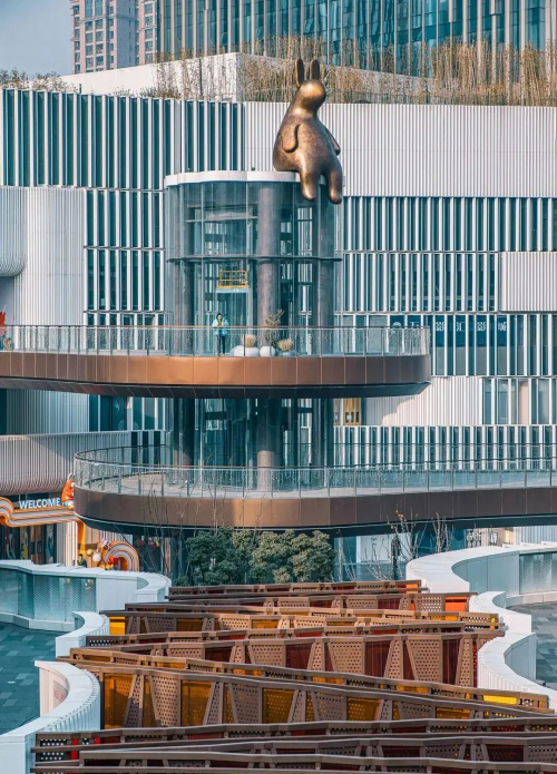 以国际艺术大师为华发中城商都设计的IP形象“UTU”为灵感，