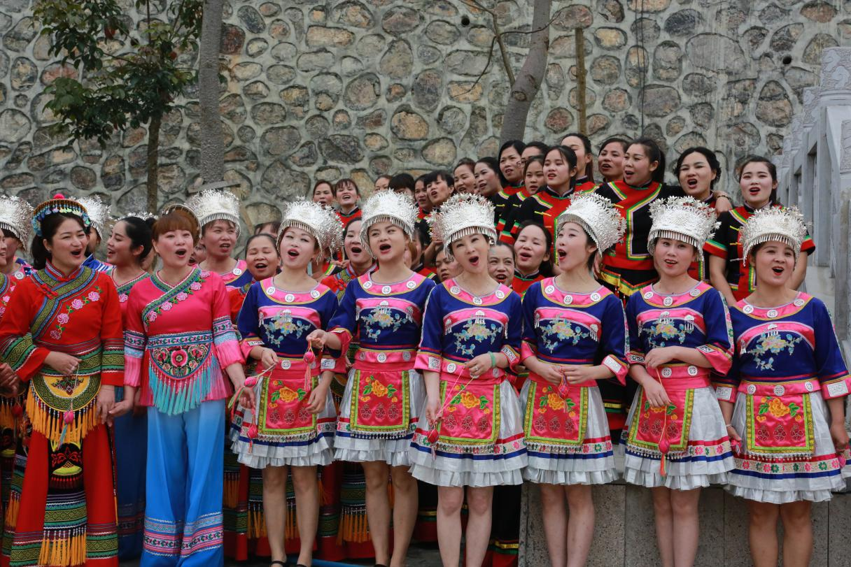 图为山歌比拼现场