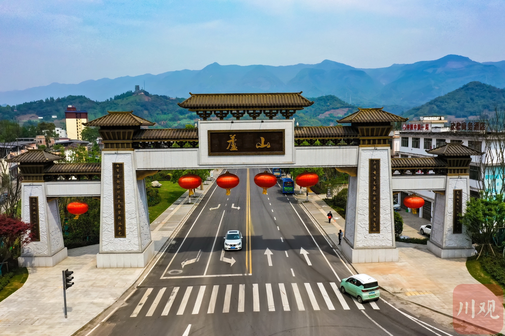 芦山县城入口牌坊,牌坊上一面写着"芦山",另一面写着"姜城".黄刚 摄