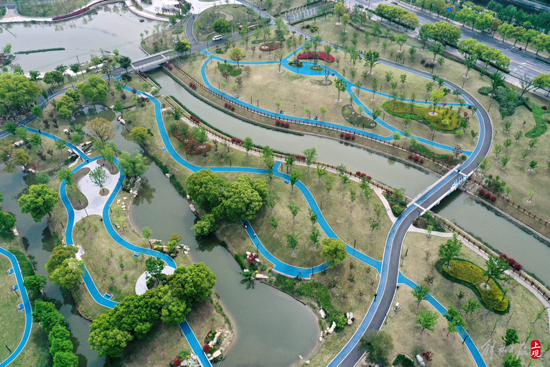 这座以智慧跑道,智趣乐园为特色的大型生态休闲公园在闵行建成开放