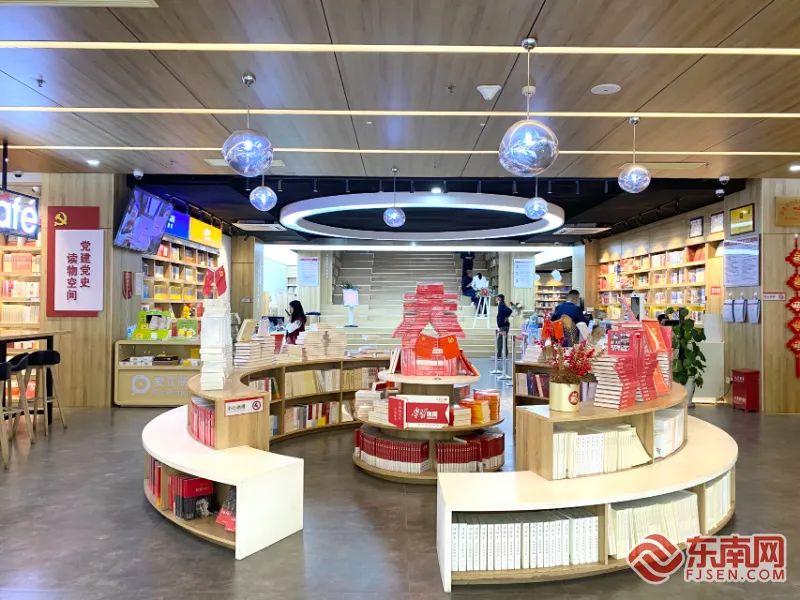 新华书店图书城一层内景.陈玲汇 摄