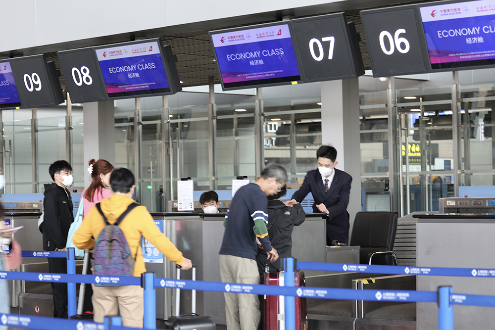 旅客在柜台值机.受访者供图