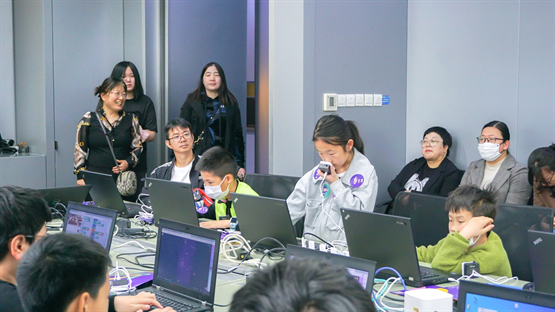 现场的家长们，看着孩子们踊跃参加活动的身影，也不由感慨。