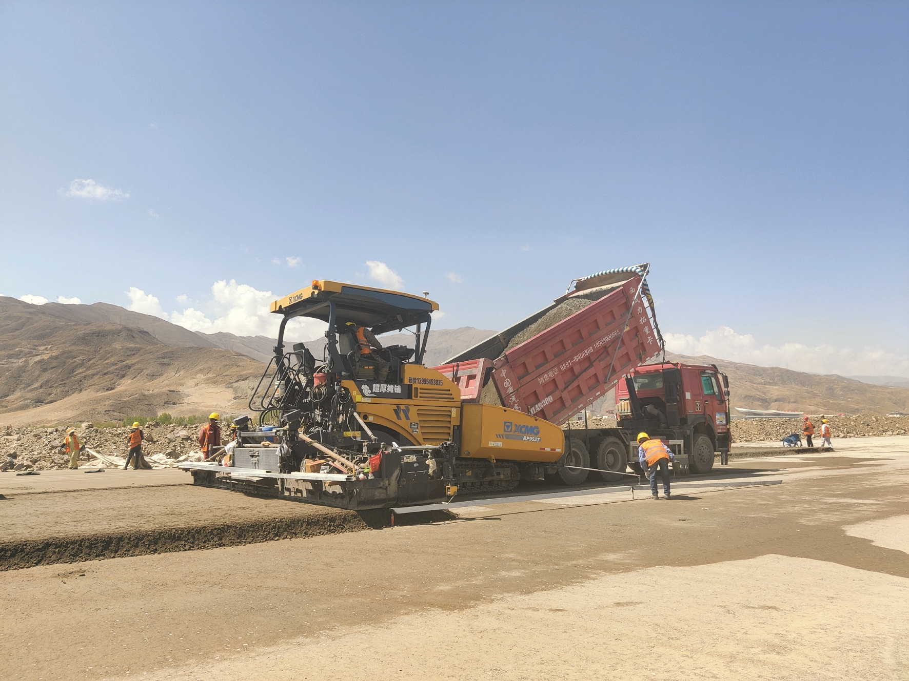 图为拉萨贡嘎机场新建第二跑道工程施工现场.拉萨融媒记者余洋洋摄