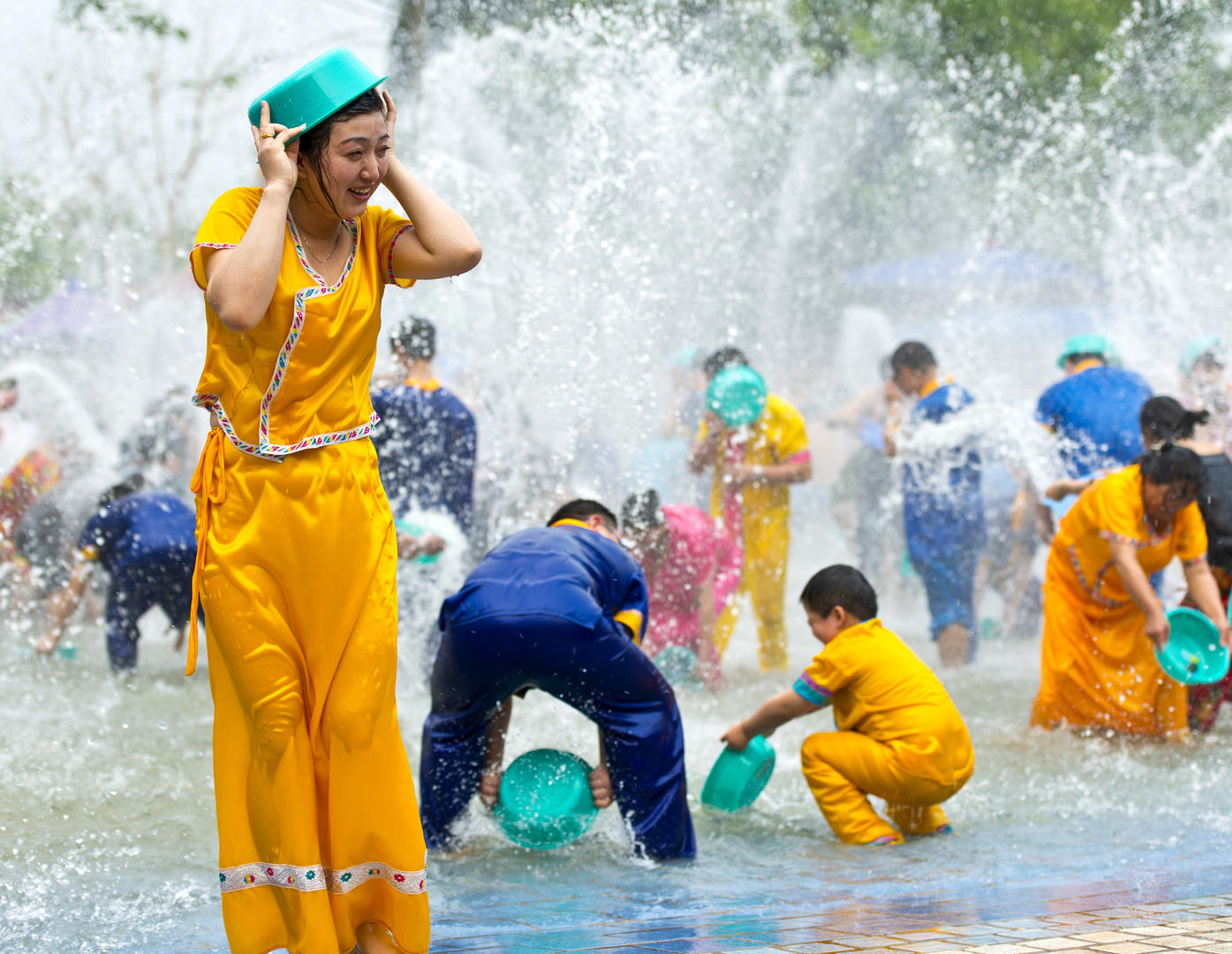 评论丨女生泼水节被撕雨衣走向全国的民俗节日应该怎么玩