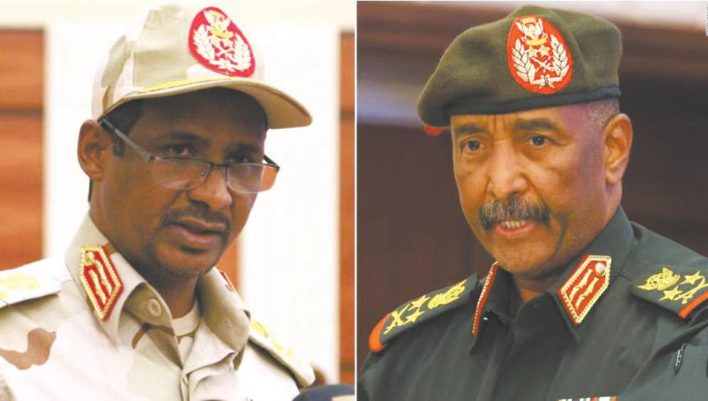 △苏丹快速支援部队领导人达加洛（左）和苏丹武装部队总司令布尔汗（右）