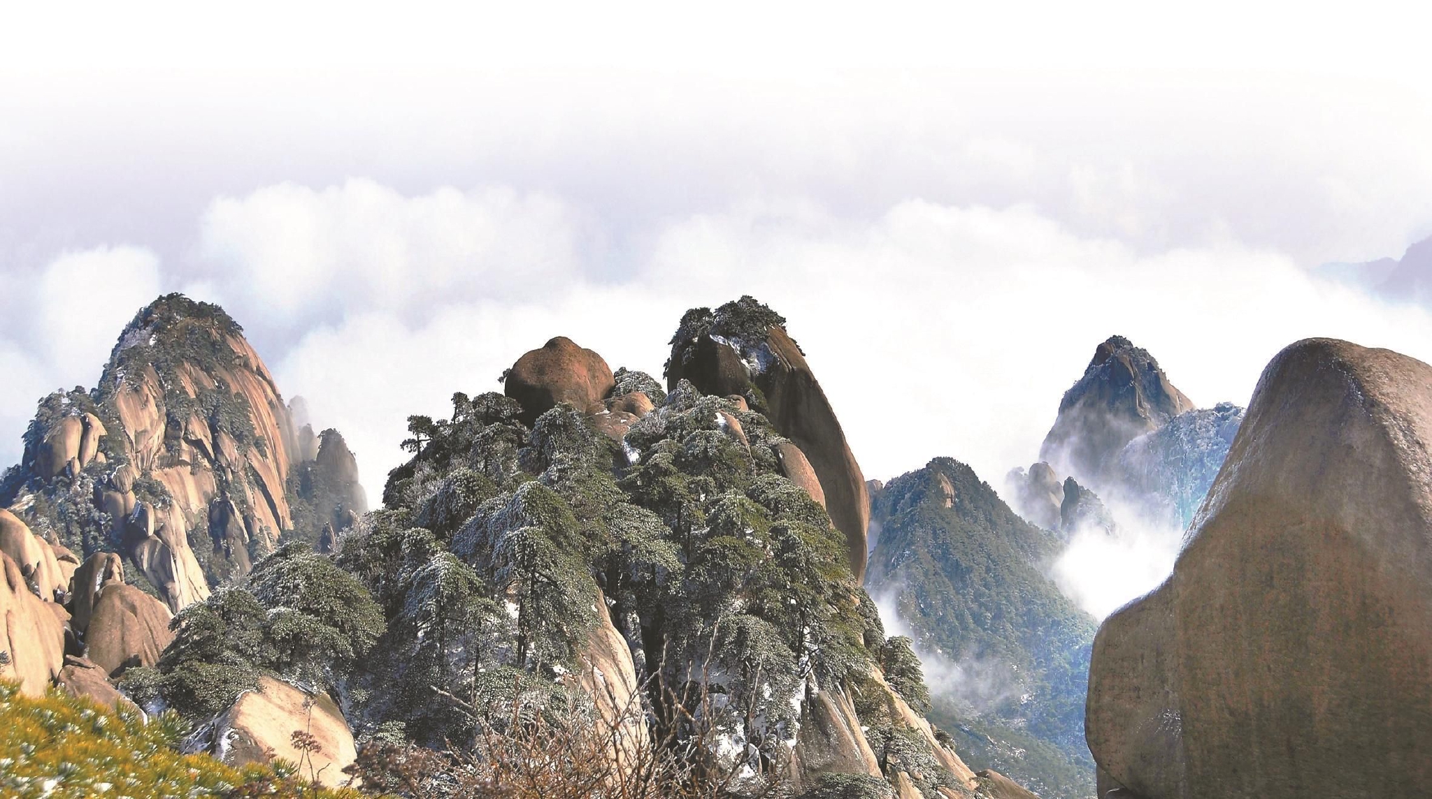 天柱山风景区群峰竞秀.本报通讯员 黄俊英 摄