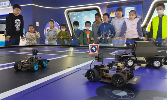 当天的科普体验活动分为人工智能展厅参观、VR互动体验、人工智能特色实践课堂三大内容。