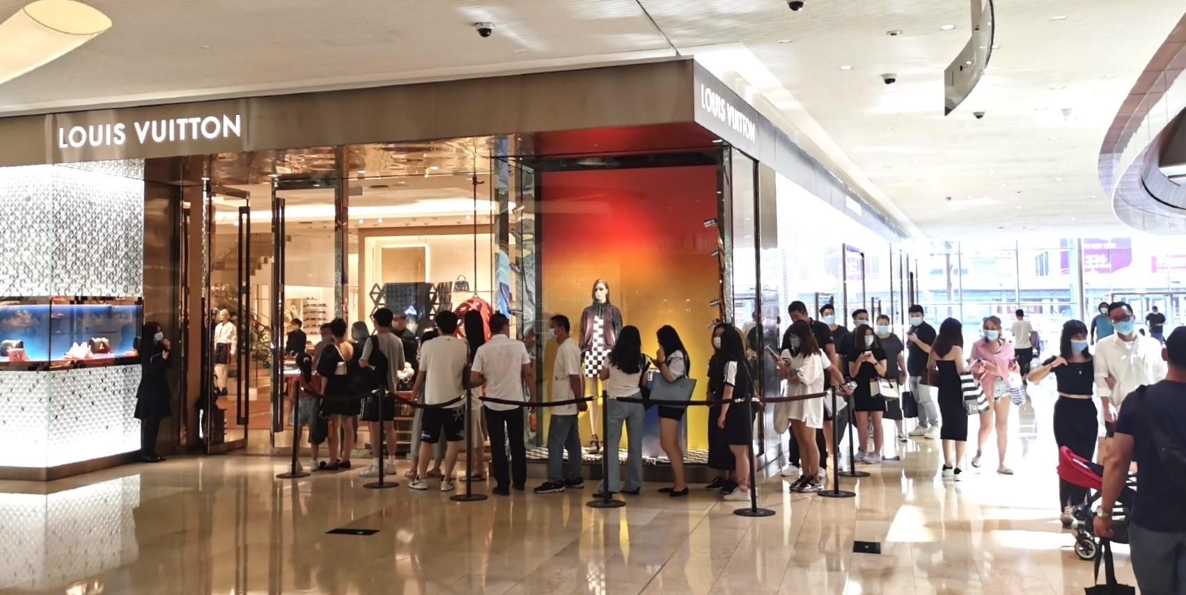 “工资涨幅跑不赢香奈儿涨价，奢侈品对于我来说确实太奢侈。”