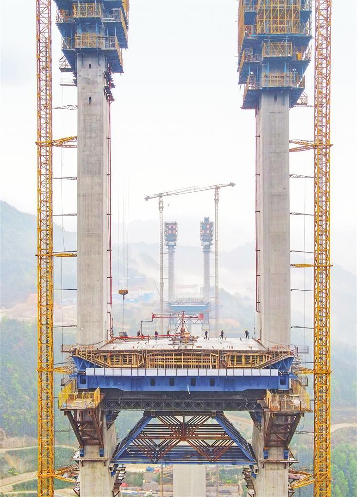 4月13日,剑黎高速tj-4标段南孟溪特大桥3号主塔0号块完成浇筑.