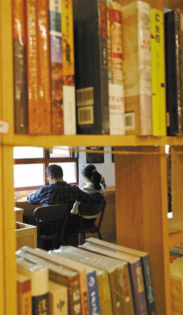 4月9日,一对读书人的背影.