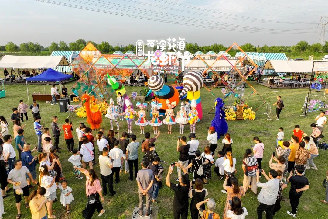 已是人间四月天,田园里的花开的烂漫,第六届石淙花海龙虾节即将登场.