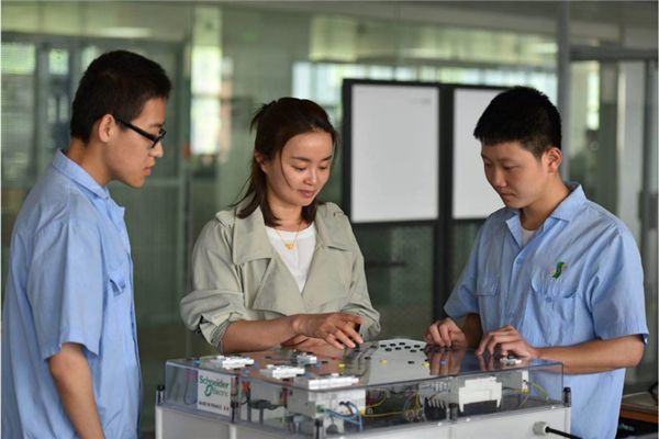 施耐德电气为学生提供最新实验设备及专业辅导