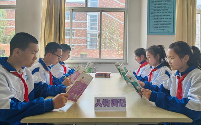 平谷区第五中学根据图书类型设置了不同的主题区域.学校供图