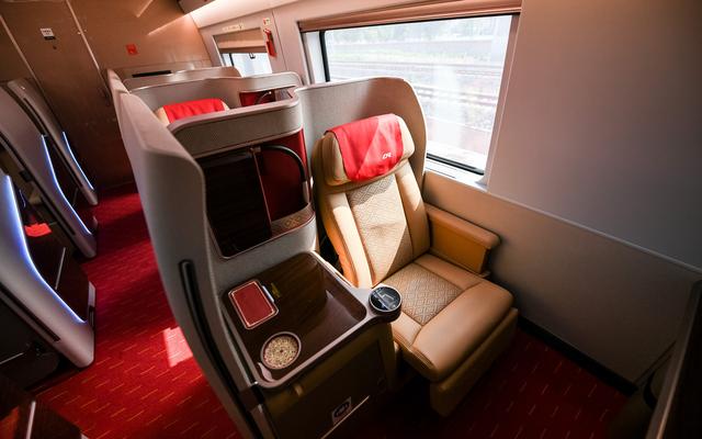 5元,体验了一把高铁商务座,不仅享受了商务座候车室服务,零食饮料畅吃