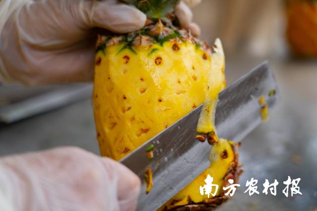 熟练的水果档主,最快30秒削完一个小菠萝。