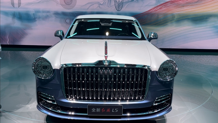 观展|国产品牌涌入百万赛道:新能源超跑争雄,700万红旗亮相|秦_新浪