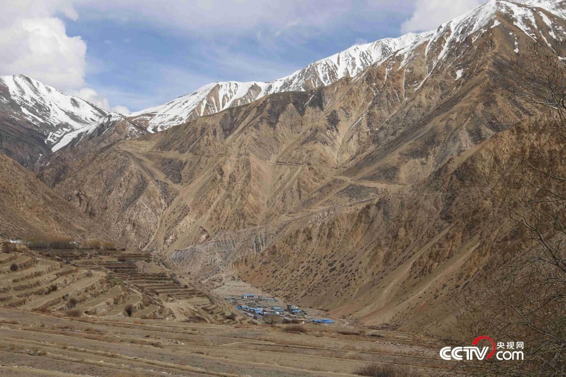 (站在斜尔瓦村眺望远处的玉萨村 央视网记者 王静远 摄)