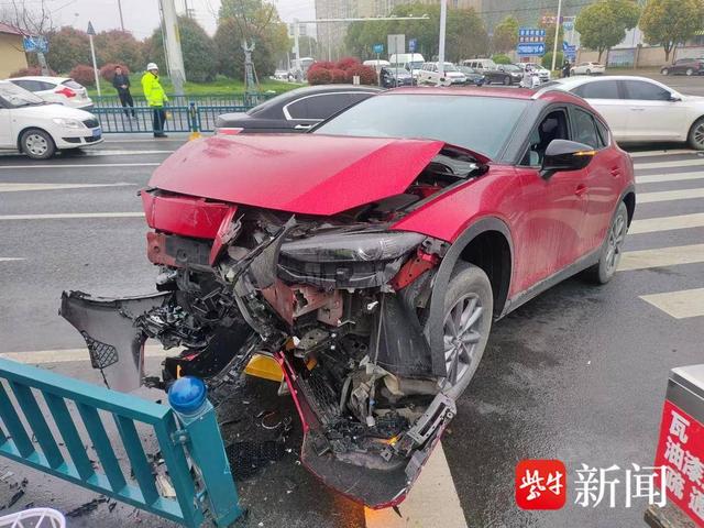 小轿车路口闯红灯,先撞车后撞护栏