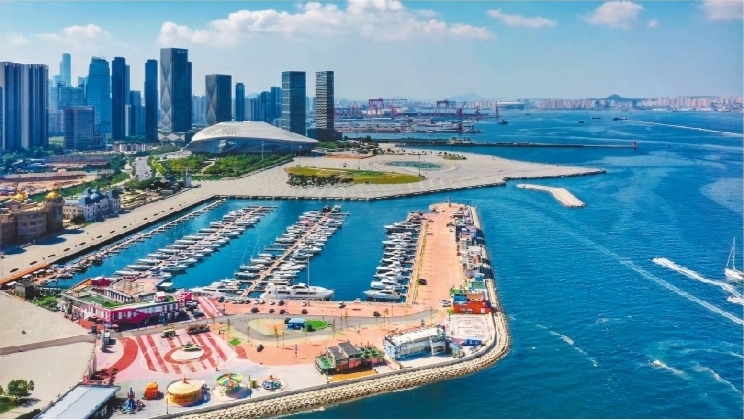 现代时尚的大连东港国际游艇码头与国际会议中心遥相呼应。特约记者王华摄