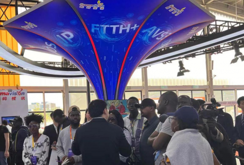 （海外媒体团参观数码视讯展台）