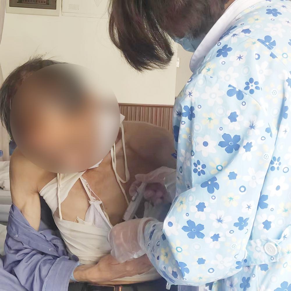 ▲医护人员在给曹国加药/图源 金华