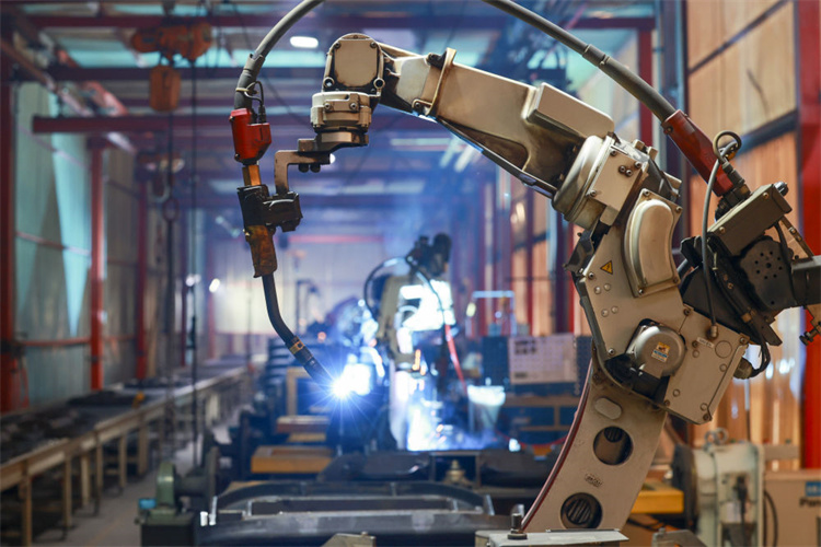 4月14日，龙泉公司机器人焊接生产线工作中。（受访单位供图）