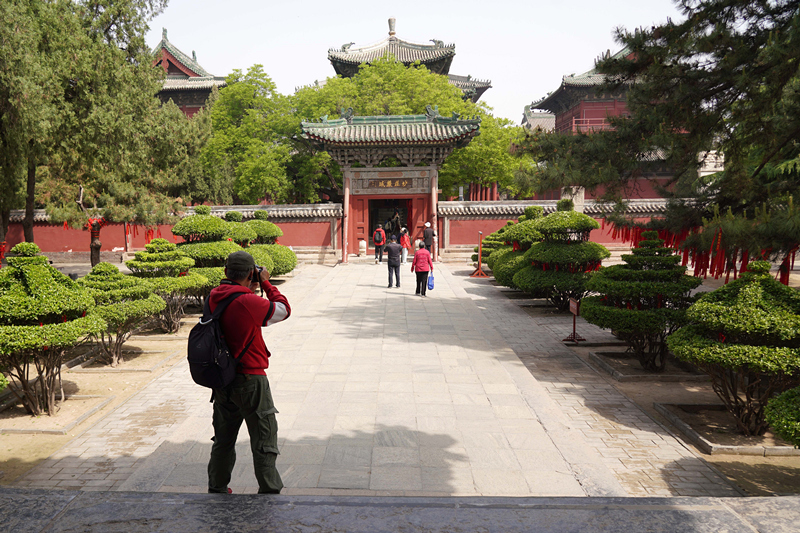 4月18日,游客在石家庄市正定县隆兴寺景区拍照游玩.