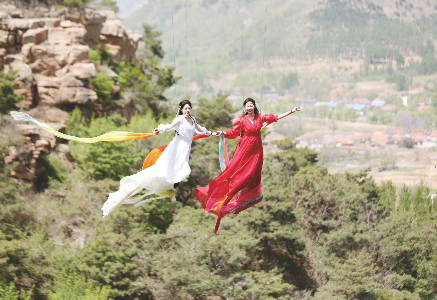 4月16日,游客在山东沂南县红石寨景区体验高空威亚项目   新华社发4月