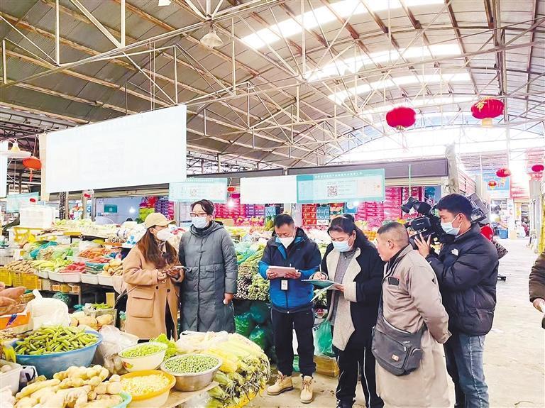 图为我区市场监管部门工作人员实地访查,指导商户自觉遵守价格法律