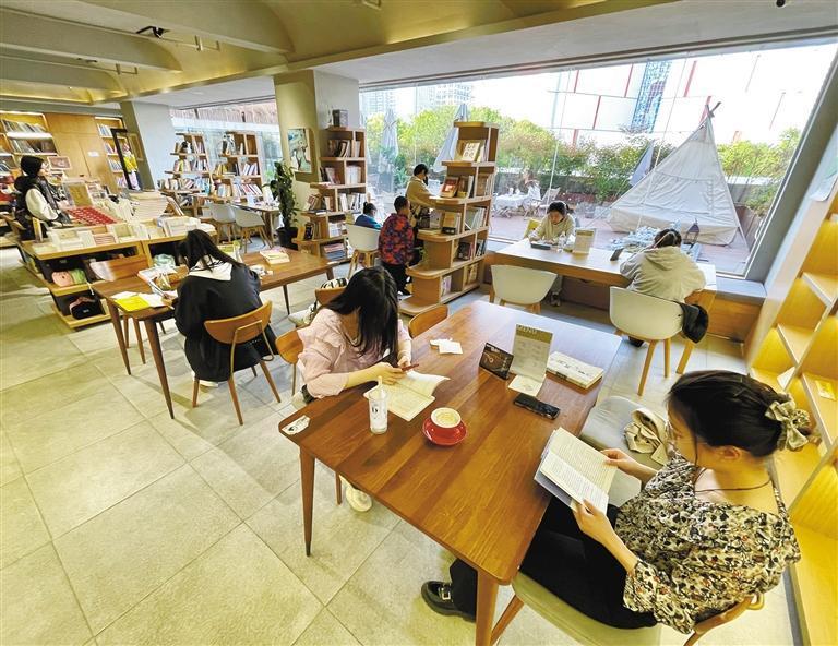 读书,休闲成为一种生活方式.4月8日,樊登书店一角. 实习生 李驰音 摄