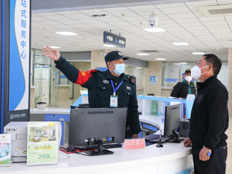 贵阳中心秩序维护员为业主做指引