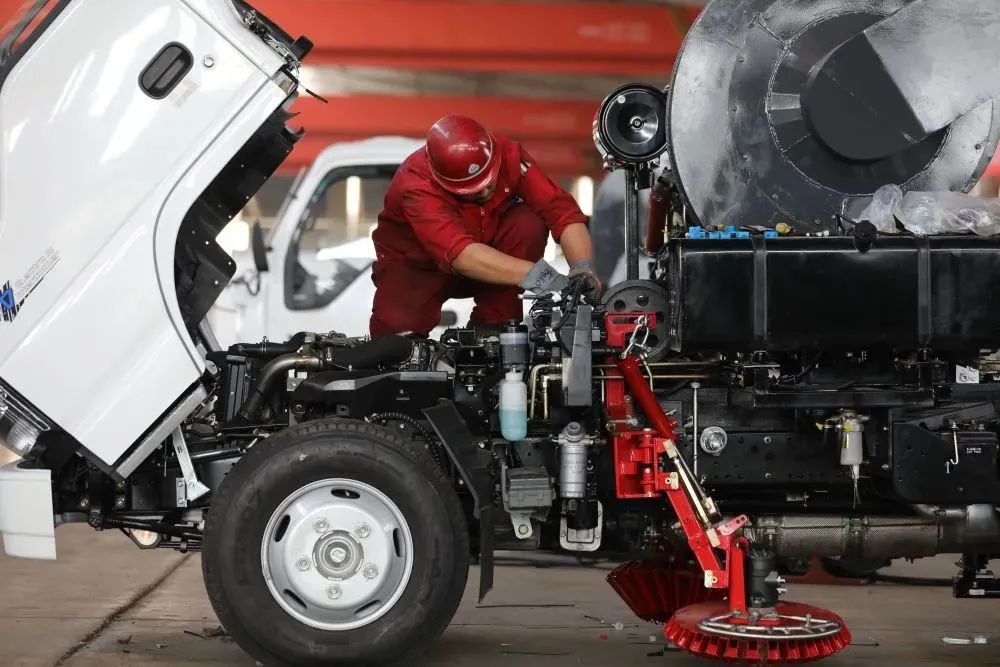 远大汽车制造有限公司工人在组装车辆.(受访者供图)