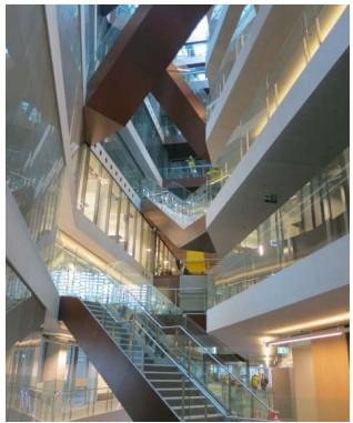 悉尼科技大学（UTS）11号楼内的通透楼梯与中庭