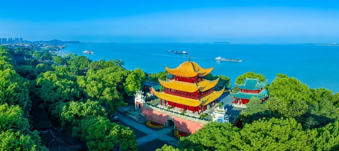 岳阳楼位于湖南岳阳,历代屡加重修,现存建筑沿袭清光绪年间重建誓的