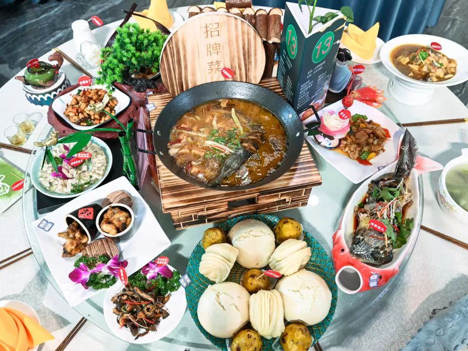 房山区政府副区长靳璐（中）、山居嗨吧精品民宿主理人张帆（左）