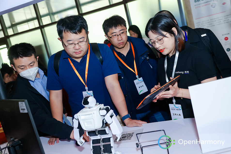 Kaihong平板与机器人、PC之间联动展示