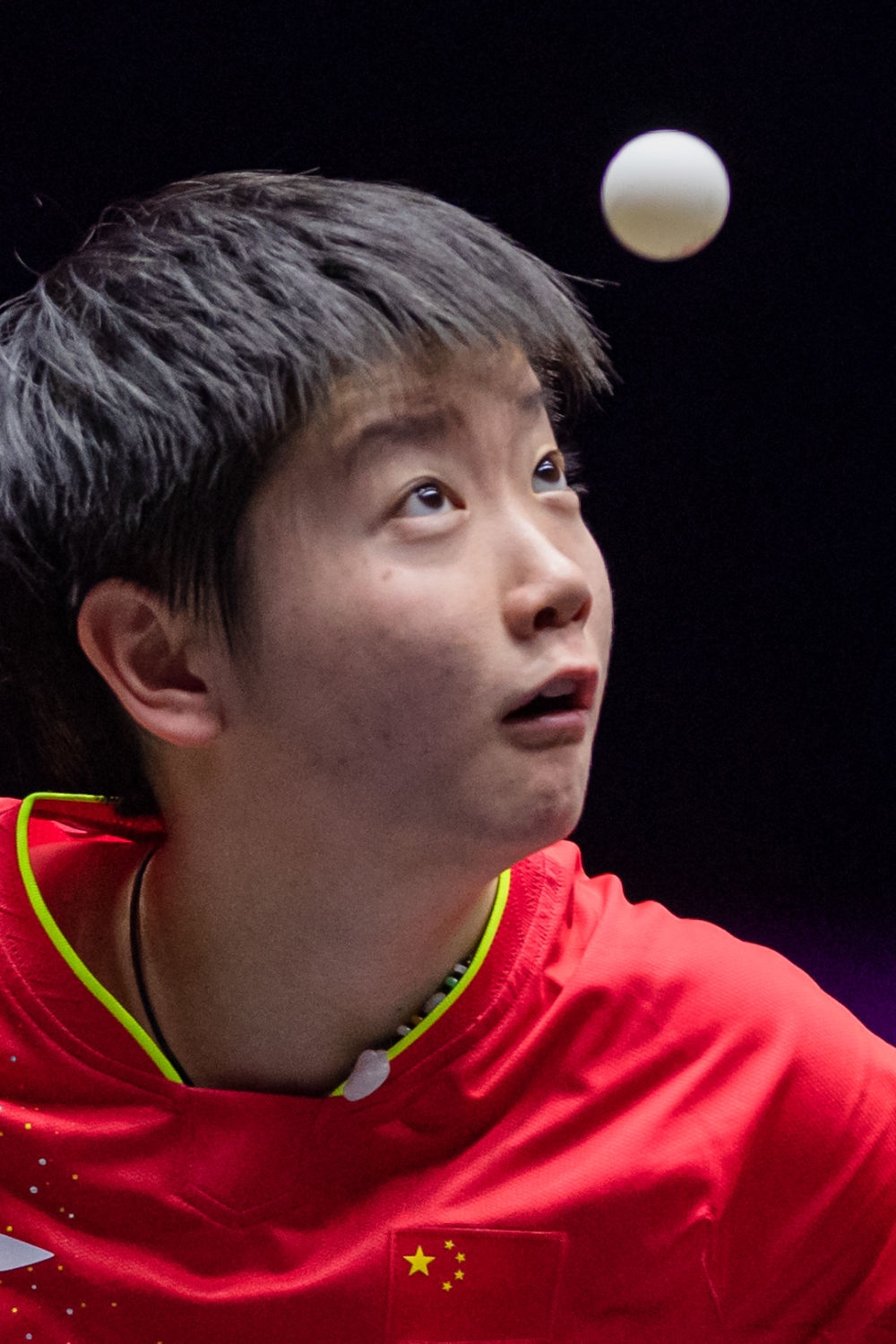 4月20日,孙颖莎在比赛中发球.新华社记者 张金加 摄