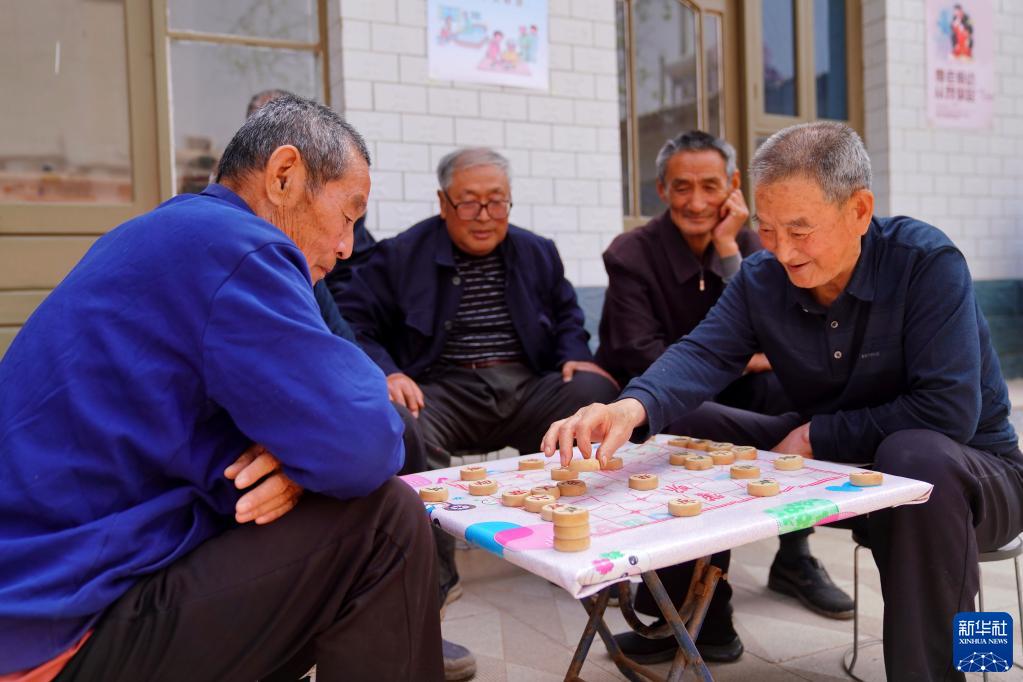 4月20日,老人們在河北省平鄉縣尋召村