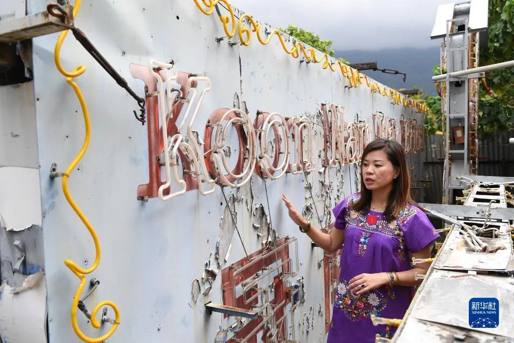 霓虹招牌保育工作者陈倩文介绍她收藏保育的霓虹招牌(3月23日摄).