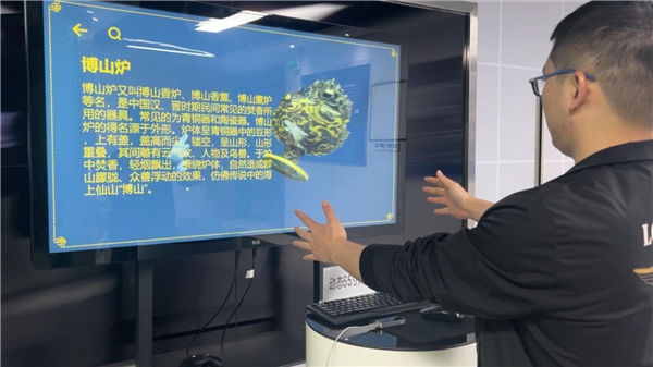 *图为臻像光场全息屏在文物展览的应用