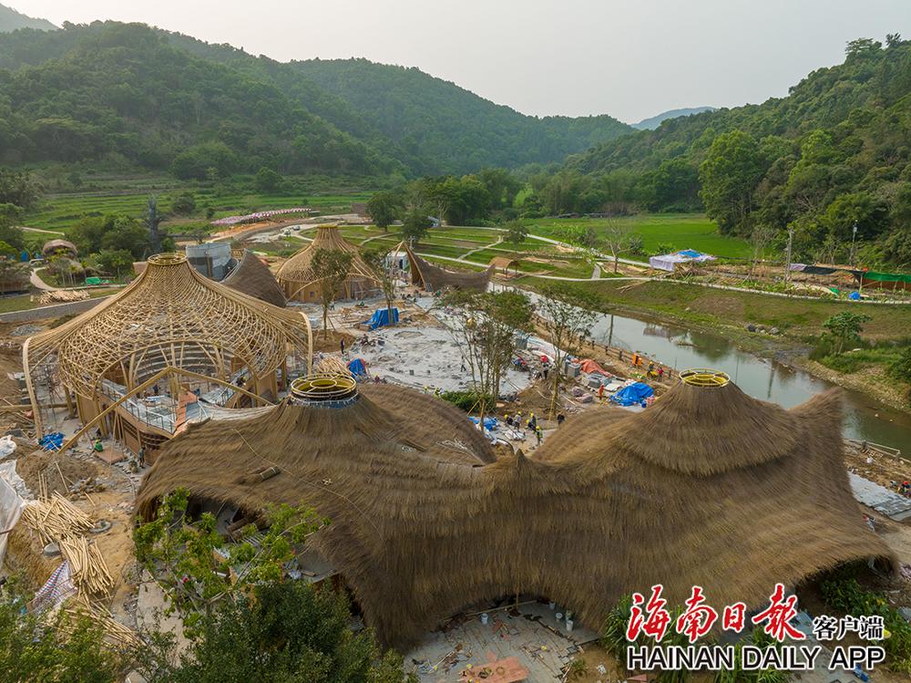海南日报记者 李天平 摄4月18日,在五指山市水满乡毛纳村游客中心的