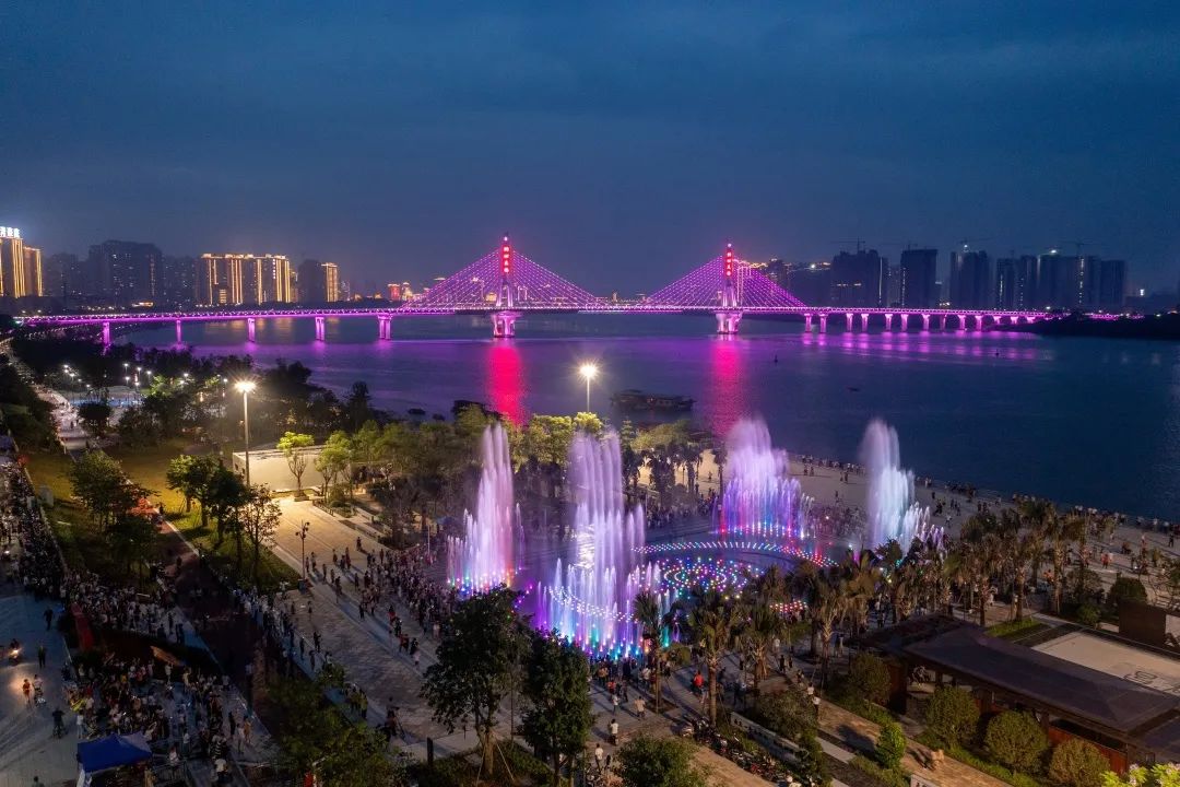 清远市区北江南岸公园音乐喷泉.清远日报签约摄影师 李文勇 摄