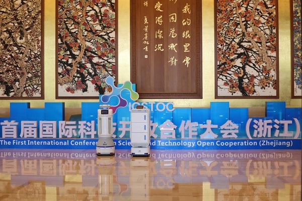 擎朗医疗配送机器人M102以及自主移动式消毒机M2现场展示